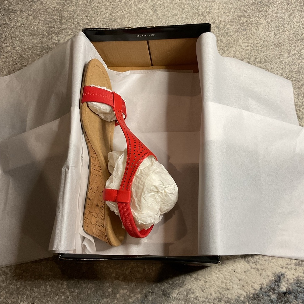 Alfani Step 'N Flex Vacanzaa 2 Tomato Red Perf Wedge Sandals - Size 9 - Picture 10 of 13
